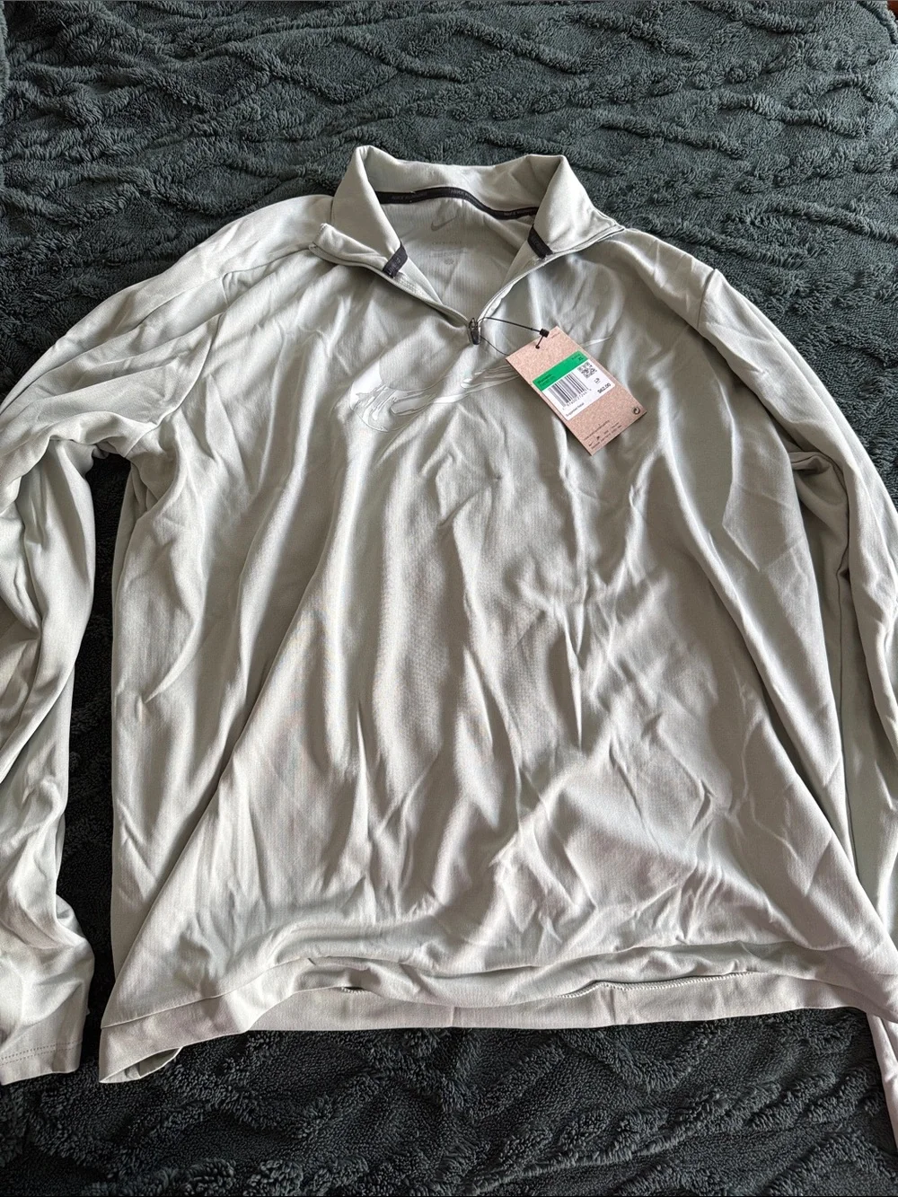 Women’s Nike Long-Sleeve Quarter-Zip Shirt in Light sage green